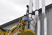 Монтаж повітроводів витяжної вентиляції на фасаді будівлі